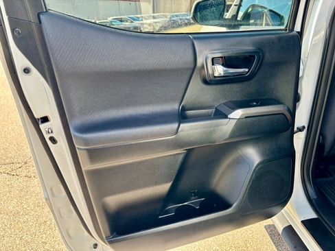 Used 2016 Toyota Tacoma TRD Sport w/ Towing Package image 19