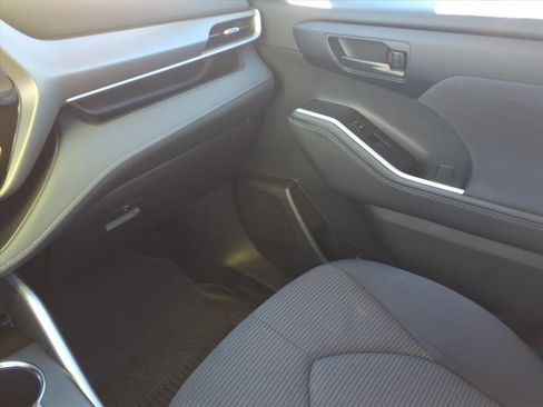 Used 2023 Toyota Highlander L image 23