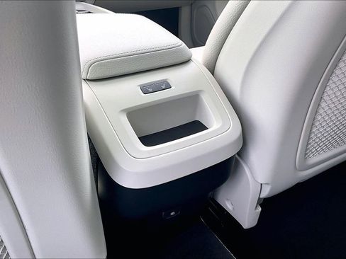 Used 2022 Volvo XC60 B5 Momentum w/ Advanced Package image 10