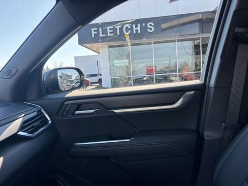 Used 2025 GMC Acadia Elevation w/ Elevation Premium Package image 12