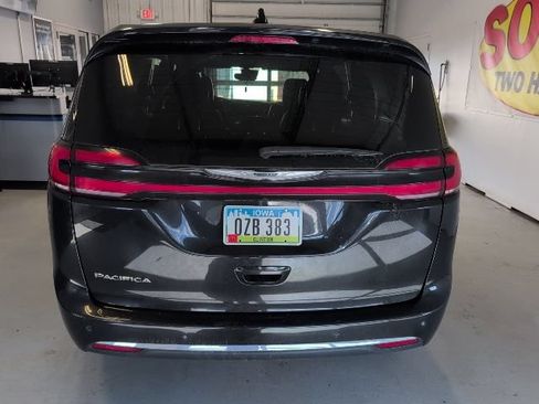 Used 2025 Chrysler Pacifica Select FWD image 4