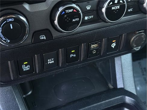 Used 2016 Toyota Tacoma TRD Off-Road w/ Premium & Technology Package image 15