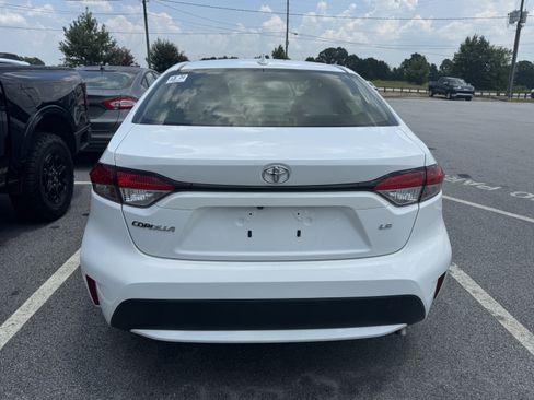 Used 2022 Toyota Corolla LE FWD image 5