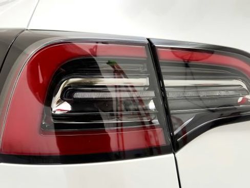 Used 2024 Tesla Model Y 2WD image 27