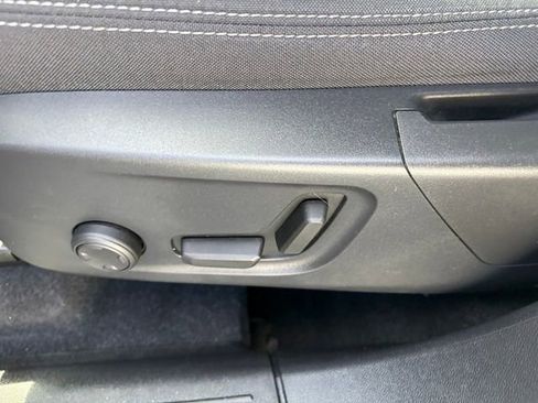 Used 2023 Volvo XC40 B5 Core image 23