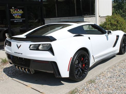 Used 2015 Chevrolet Corvette Z06 w/ 3LZ Preferred Equipment Group RWD image 22