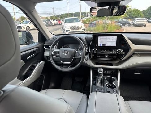 Used 2023 Toyota Highlander XLE AWD/4WD image 39
