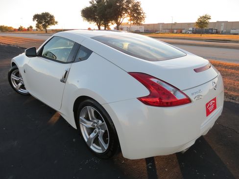 Used 2010 Nissan 370Z Coupe image 5