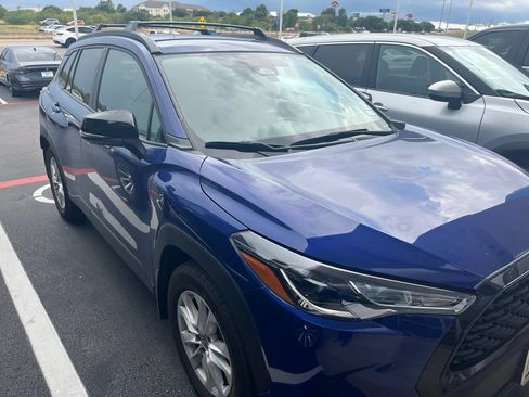 Used 2025 Toyota Corolla Cross LE FWD image 3
