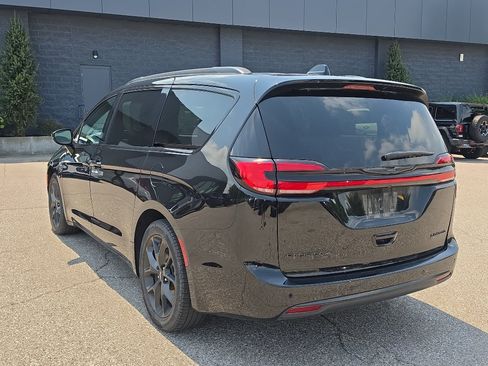 Used 2025 Chrysler Pacifica Limited FWD image 5
