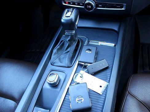 Used 2018 Volvo XC60 T5 Momentum w/ Vision Package image 24