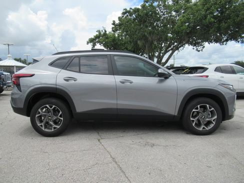 Used 2025 Chevrolet Trax LT w/ Sunroof Package FWD image 2