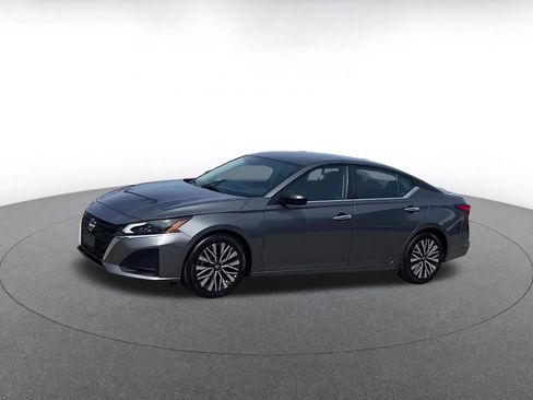 Used 2024 Nissan Altima 2.5 SV image 8