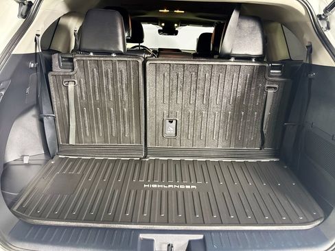 Used 2022 Toyota Highlander XLE AWD/4WD image 22