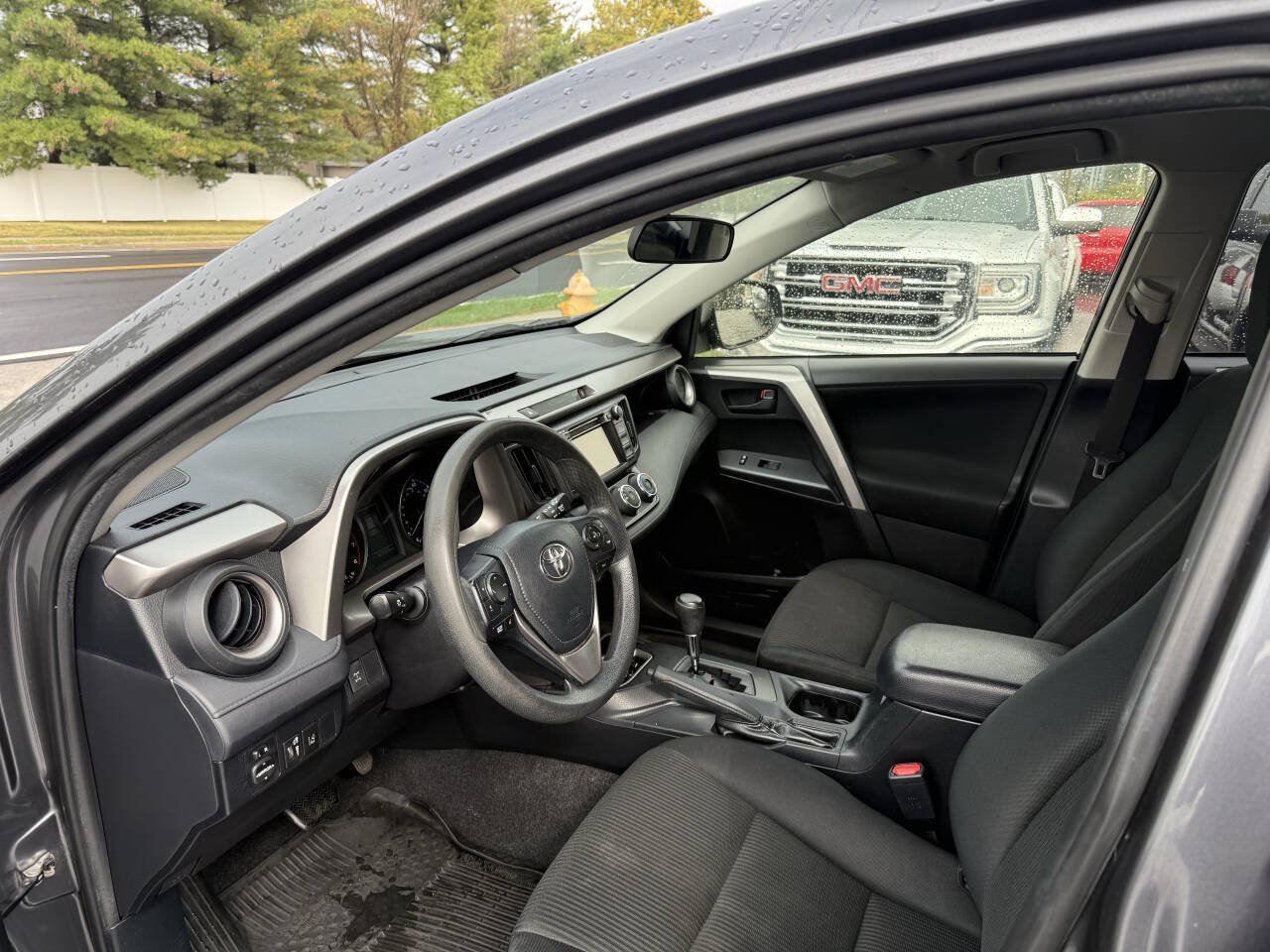 Used 2017 Toyota RAV4 LE AWD/4WD image 16