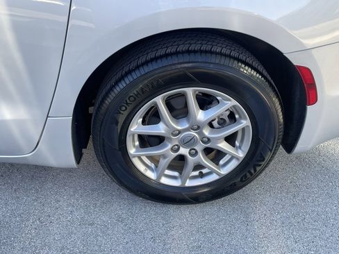 Used 2024 Chrysler Pacifica Touring-L image 31