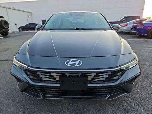 Used 2025 Hyundai Elantra Limited image 12