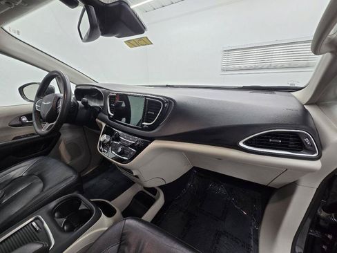 Used 2022 Chrysler Pacifica Touring-L FWD image 22