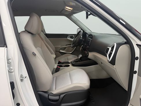 Used 2024 Kia Soul LX FWD image 13