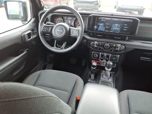 Used 2025 Jeep Wrangler Unlimited Rubicon w/ Convenience Group AWD/4WD image 5