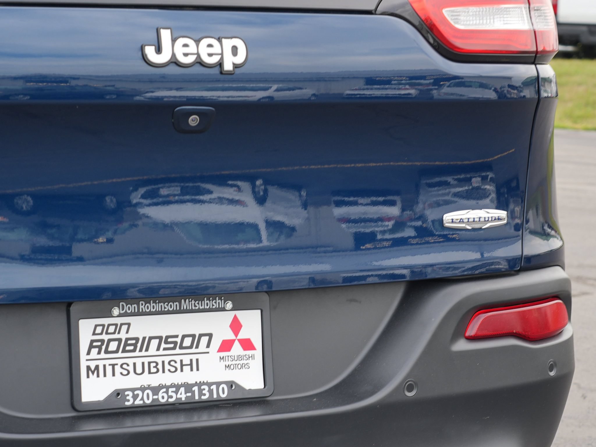 Used 2018 Jeep Cherokee Latitude w/ Safety Group AWD/4WD image 12