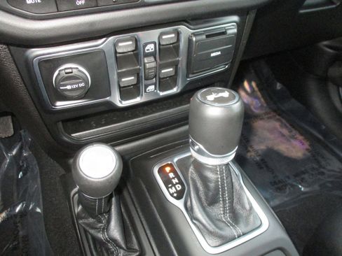 Used 2024 Jeep Wrangler Unlimited Sahara AWD/4WD image 29