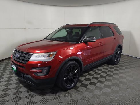 Used 2017 Ford Explorer XLT w/ Equipment Group 202A AWD/4WD image 2