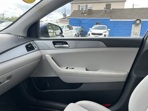 Used 2018 Hyundai Sonata SE w/ Cargo Package FWD image 12