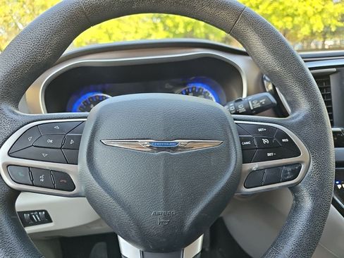 Used 2018 Chrysler Pacifica Touring Plus w/ Tire & Wheel Group FWD image 20