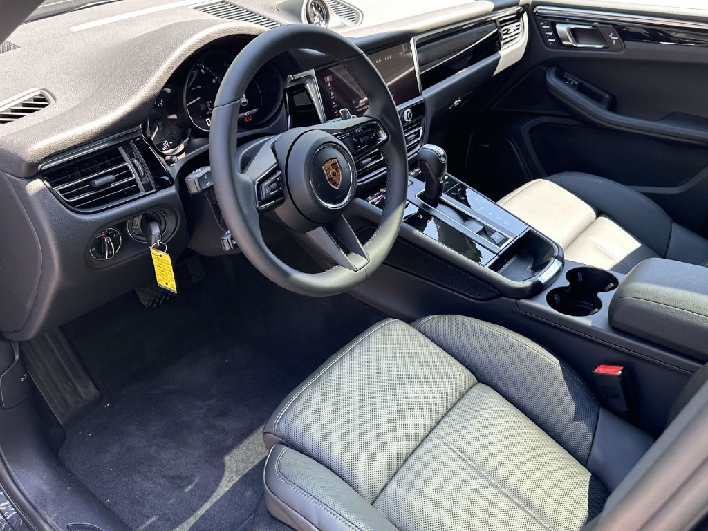 Used 2026 Porsche Macan AWD/4WD image 11