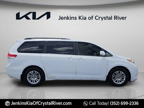 Used 2011 Toyota Sienna XLE w/ XLE Navigation Pkg FWD image 4