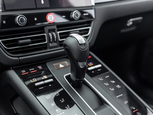 Certified 2026 Porsche Macan AWD/4WD image 29