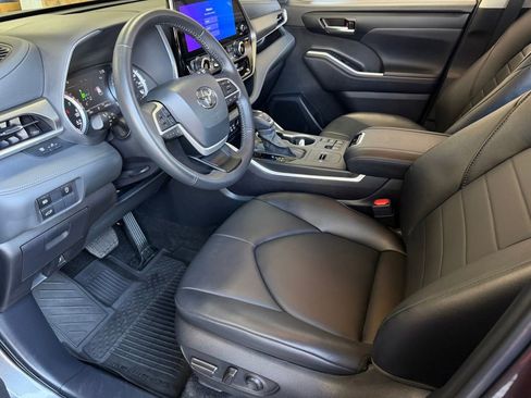 Certified 2024 Toyota Highlander XLE FWD image 12