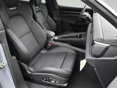 Certified 2025 Porsche Macan 4 Electric AWD/4WD image 12