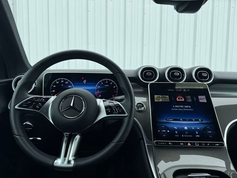 Used 2025 Mercedes-Benz GLC 300 image 3