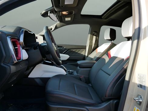 Used 2024 GMC Canyon AT4X image 10