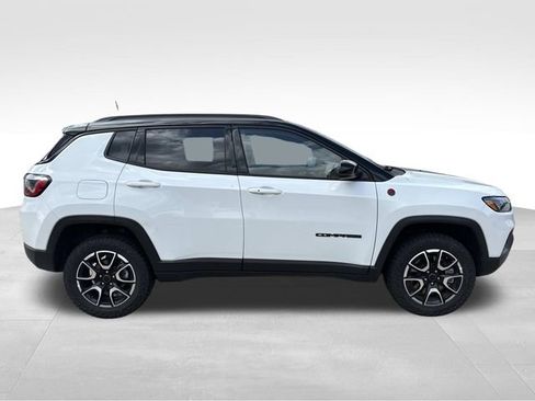 Used 2025 Jeep Compass Trailhawk AWD/4WD image 10