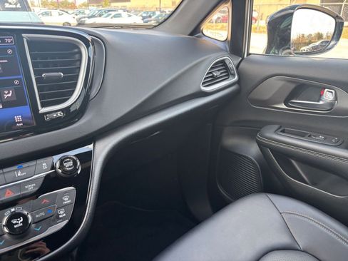 Used 2025 Chrysler Pacifica Select image 38