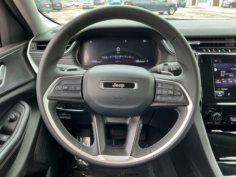 Used 2023 Jeep Grand Cherokee Laredo AWD/4WD image 14