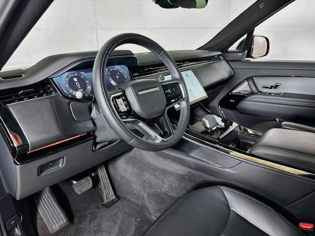 Used 2025 Land Rover Range Rover Sport SE AWD/4WD image 9