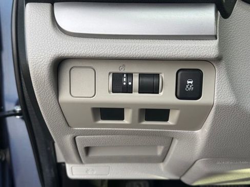 Used 2018 Subaru Forester 2.5i Premium w/ All-Weather Package image 16