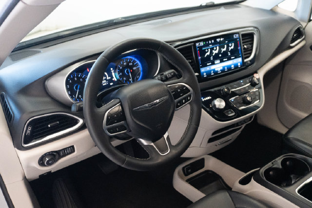 Used 2024 Chrysler Pacifica Touring-L FWD image 3