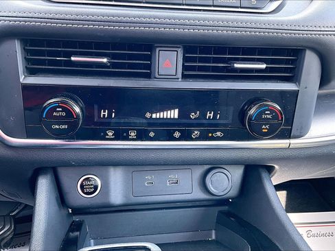 Used 2023 Nissan Rogue SV image 31