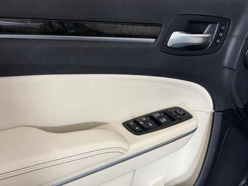 Used 2019 Chrysler 300 Limited RWD image 14