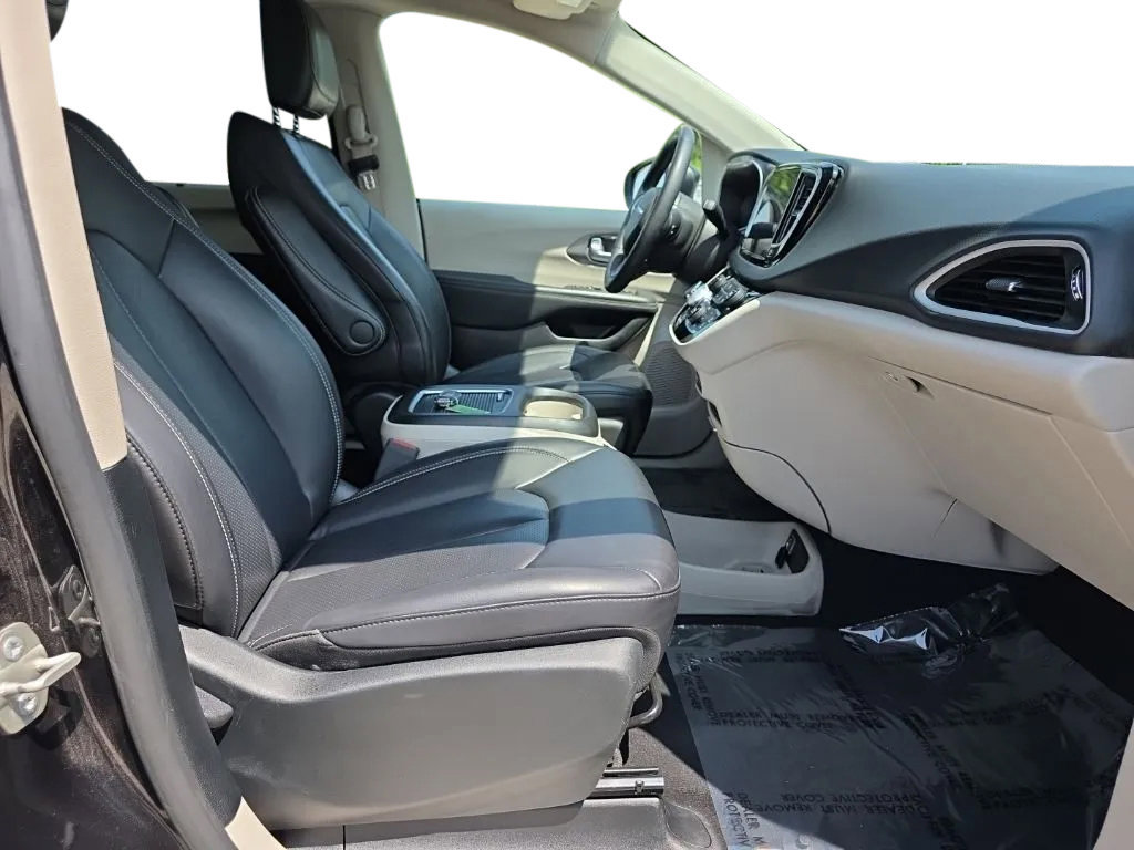 Used 2023 Chrysler Pacifica Touring-L FWD image 21