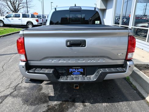 Used 2017 Toyota Tacoma TRD Off-Road image 4