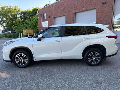 Used 2023 Toyota Highlander XLE AWD/4WD image 2