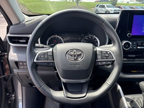 Used 2025 Toyota Highlander XLE AWD/4WD image 17