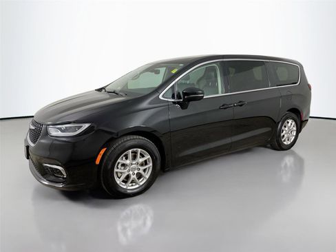 Used 2024 Chrysler Pacifica Touring-L FWD image 8