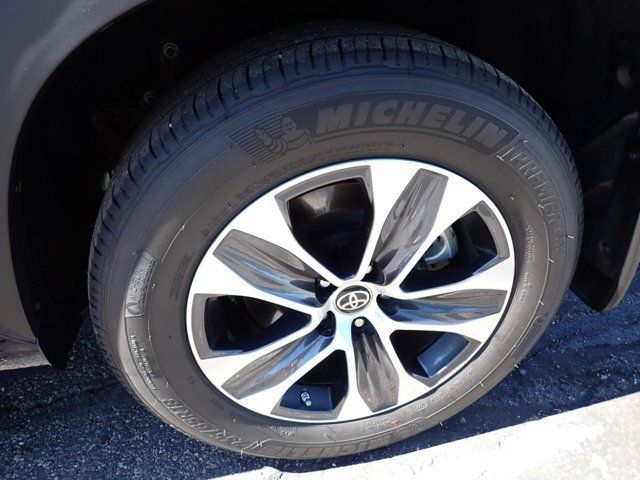 Used 2023 Toyota Highlander XLE AWD/4WD image 7